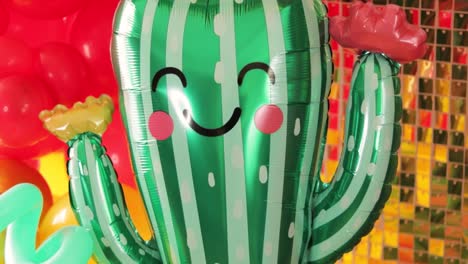 Happy-Face-Kaktus-Mit-Mexikanischem-Hut-Und-Luftballons-Auf-Goldenem-Hintergrund