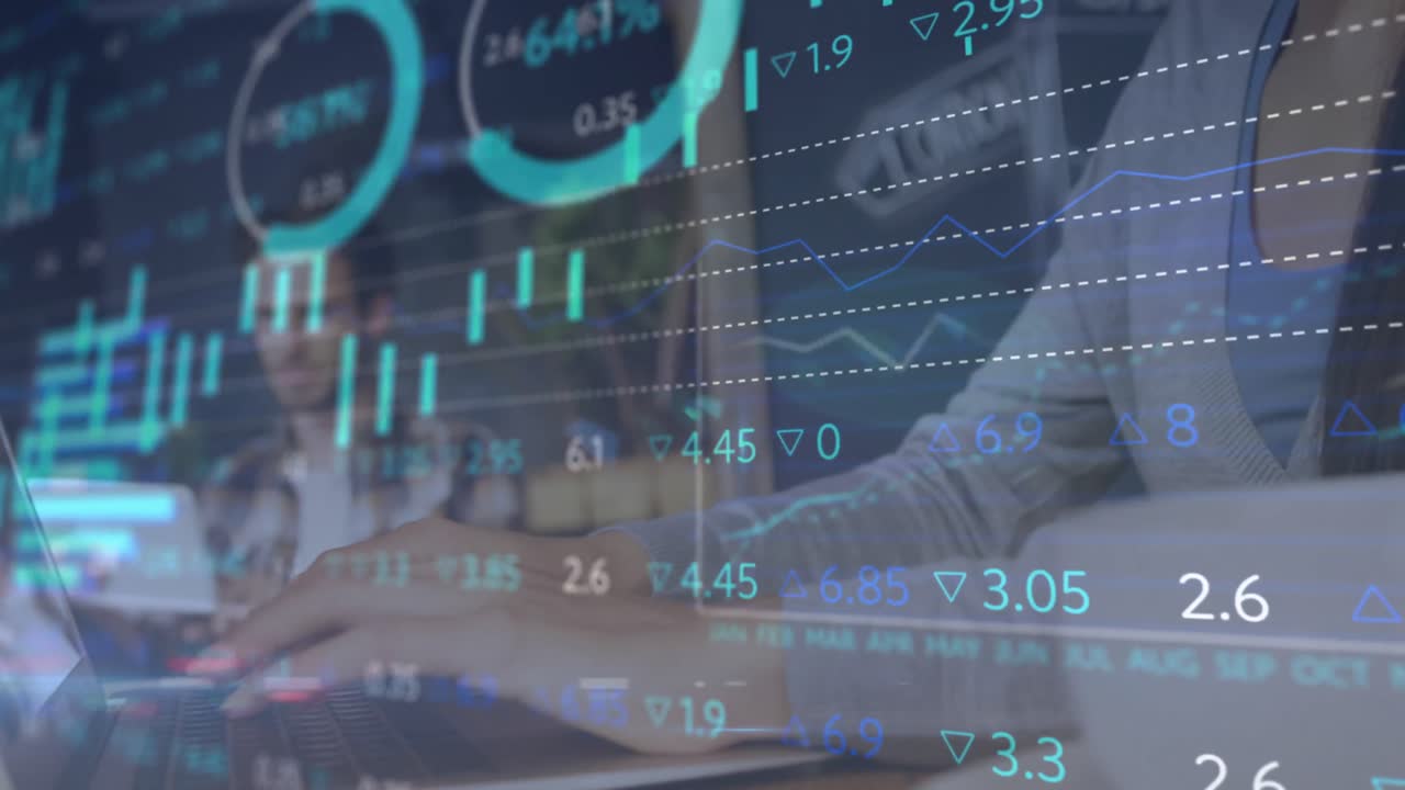 animazione di statistiche, elaborazione dei dati del mercato azionario su una donna caucasica che usa un portatile in un caffè