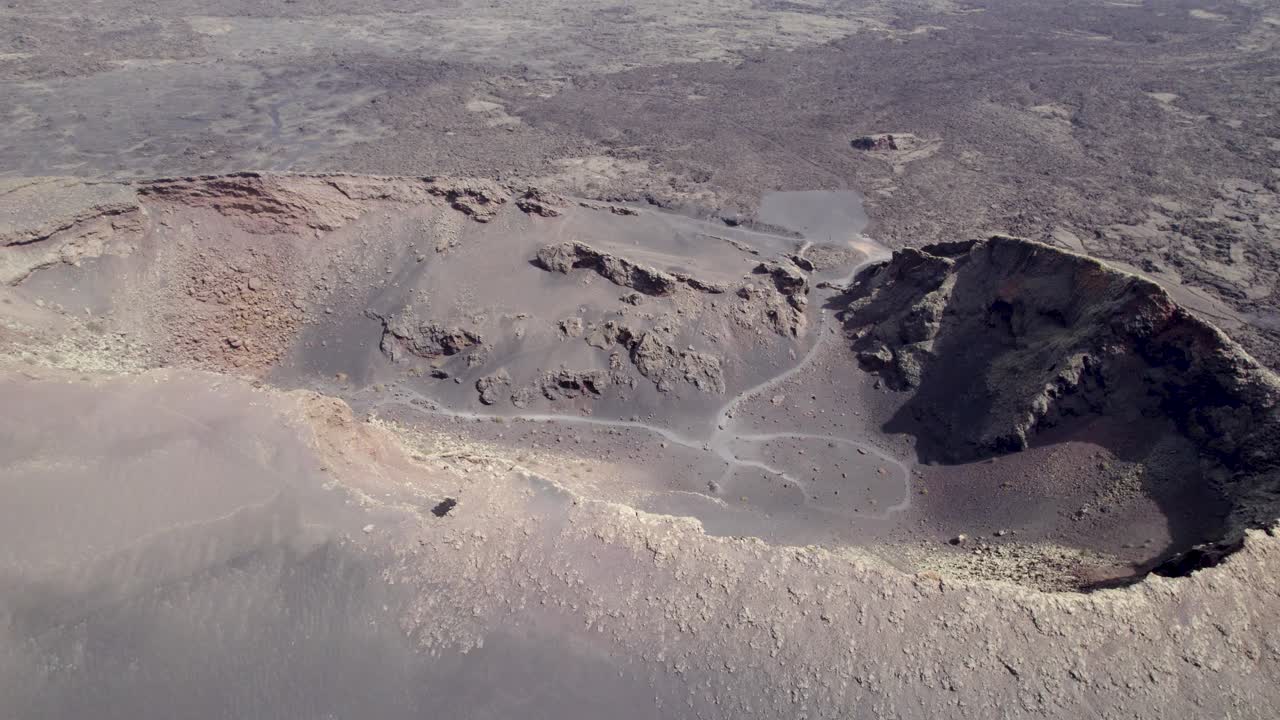 Stor sovende vulkan dekket av støv og frossen lava
