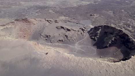 Enorme-Volcán-Inactivo-Cubierto-De-Polvo-Y-Lava-Congelada