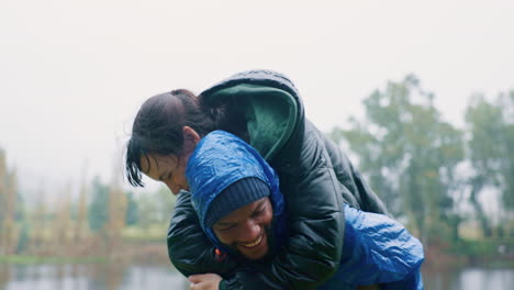 espalda de cerdo, pareja y al aire libre juntos