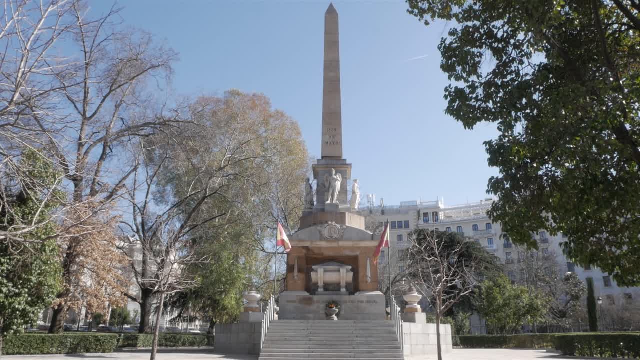 Obelisk monument on a sunny day honoring Dos de Mayo uprising in central Madrid park