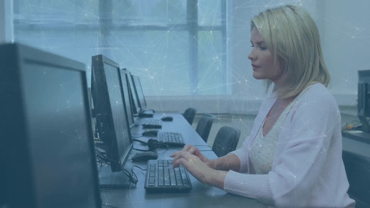 сеть связей через кавказскую учительницу, улыбающуюся, используя компьютер в школе.