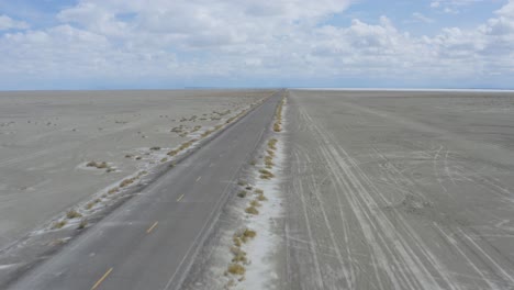 Camino-Abierto-En-Un-Vasto-Paisaje-Desértico-Vacío-Con-Espacio-De-Copia-En-El-Cielo,-Aéreo