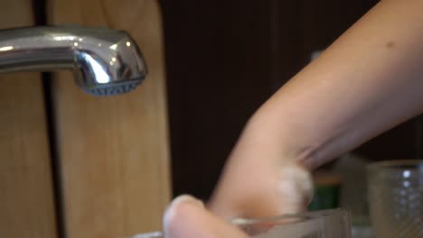 Close-up-Female-hands-doing-dishes,-cleaning-glass-bowl-with-sponge