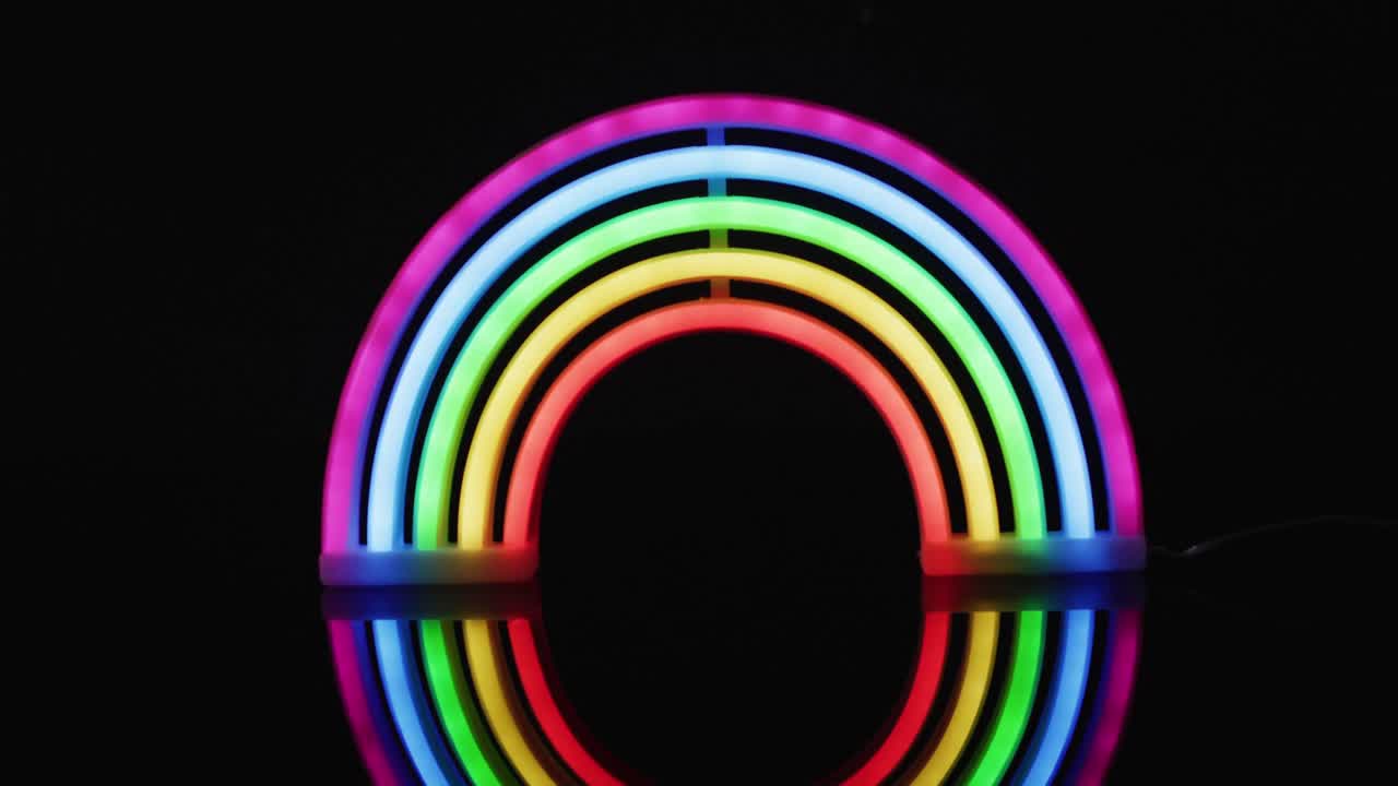 검은색 배경 에 무지개 를 형성 하는 다채로운 네온 조명 의 애니메이션