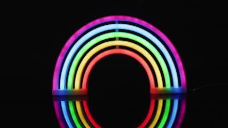 Animación-De-Coloridas-Luces-De-Neón-Formando-Un-Arco-Iris-Sobre-Fondo-Negro