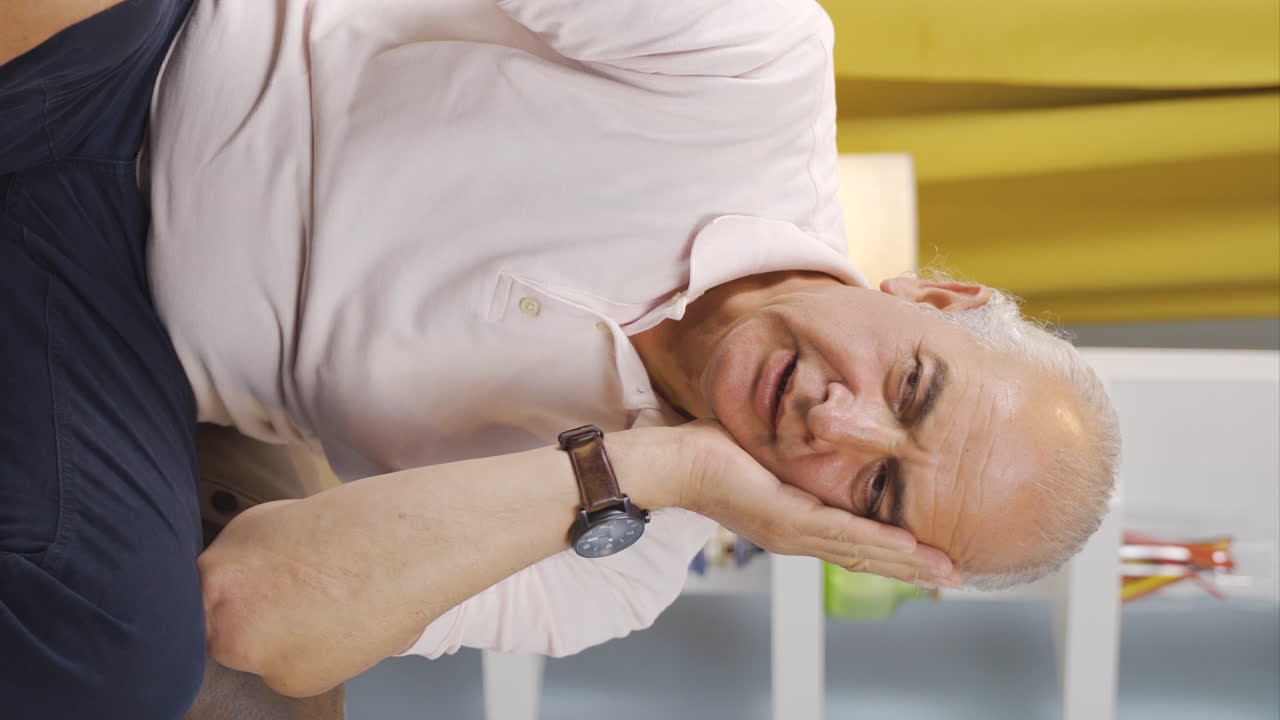 기억이 떠오르는 노인의 수직 비디오가 슬프게 됩니다.