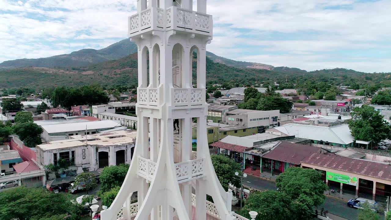 중앙아메리카의 산 비센테 타워를 드러내는 드론 기울기 02