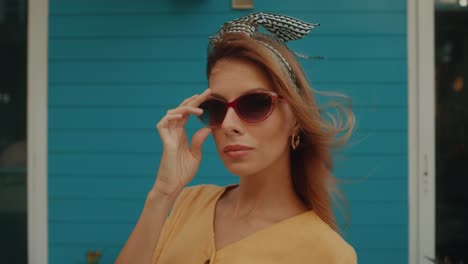 una mujer elegante con un traje retro.
