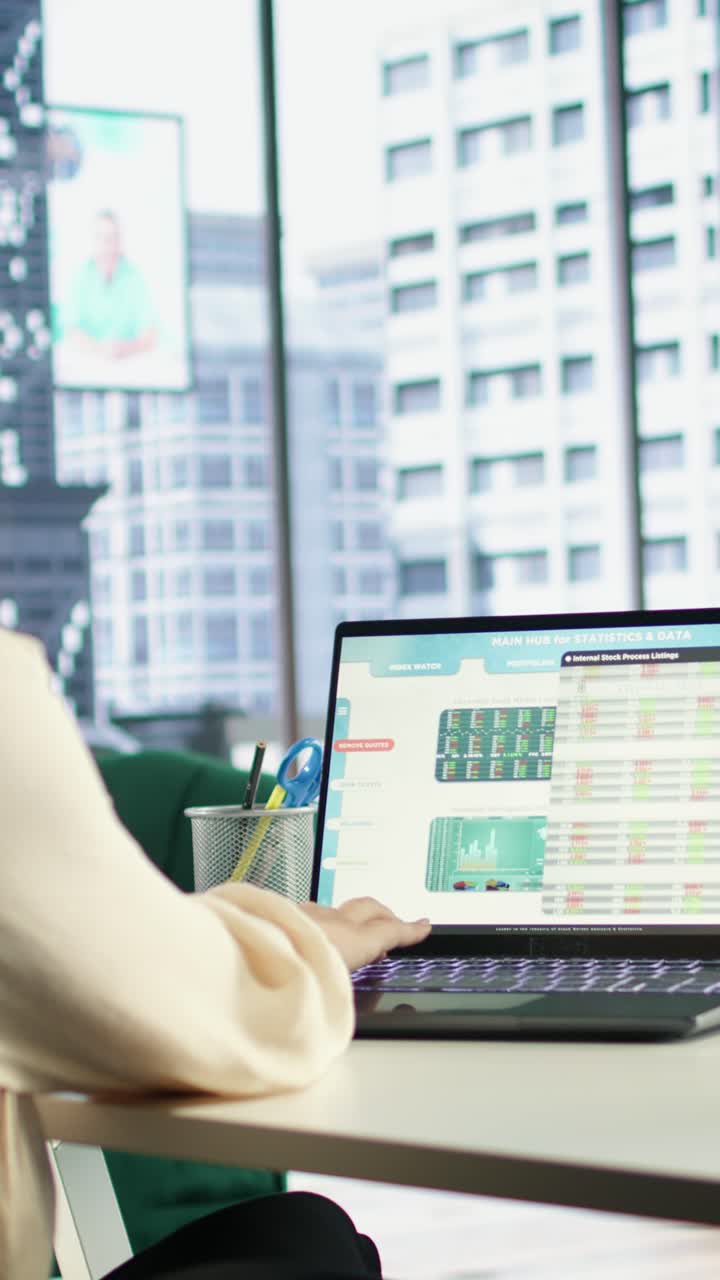 Video Vertikal. CEO muda mencari solusi investasi dan penawaran yang tepat.
