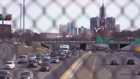 mirando a través de una valla de tela metálica en una gran iglesia y autopista cerca del centro de detroit, michigan