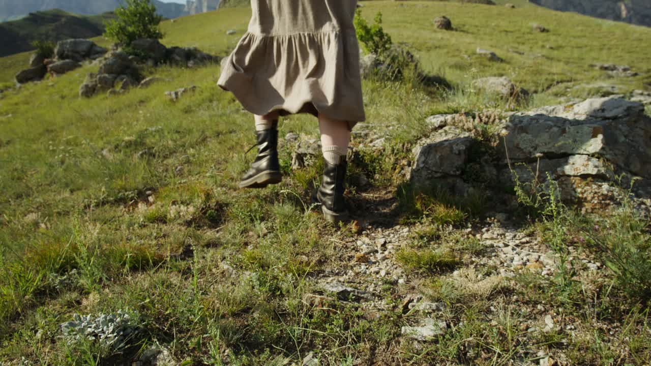 mujer haciendo senderismo en las montañas