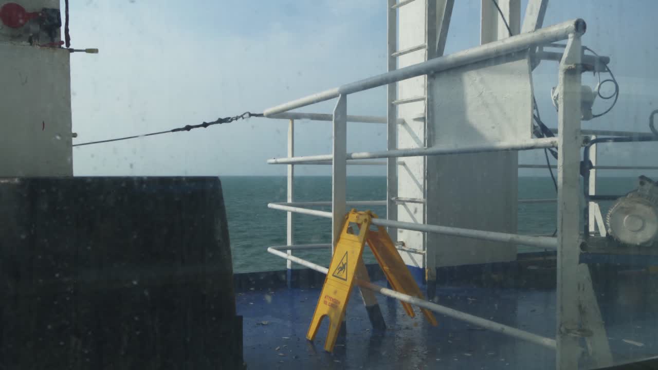 페리에 노란색 경고 표시가 필요한 주의