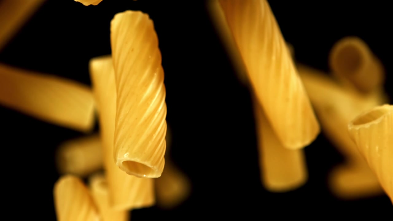 Maccheroni secchi che cadono al super rallentatore