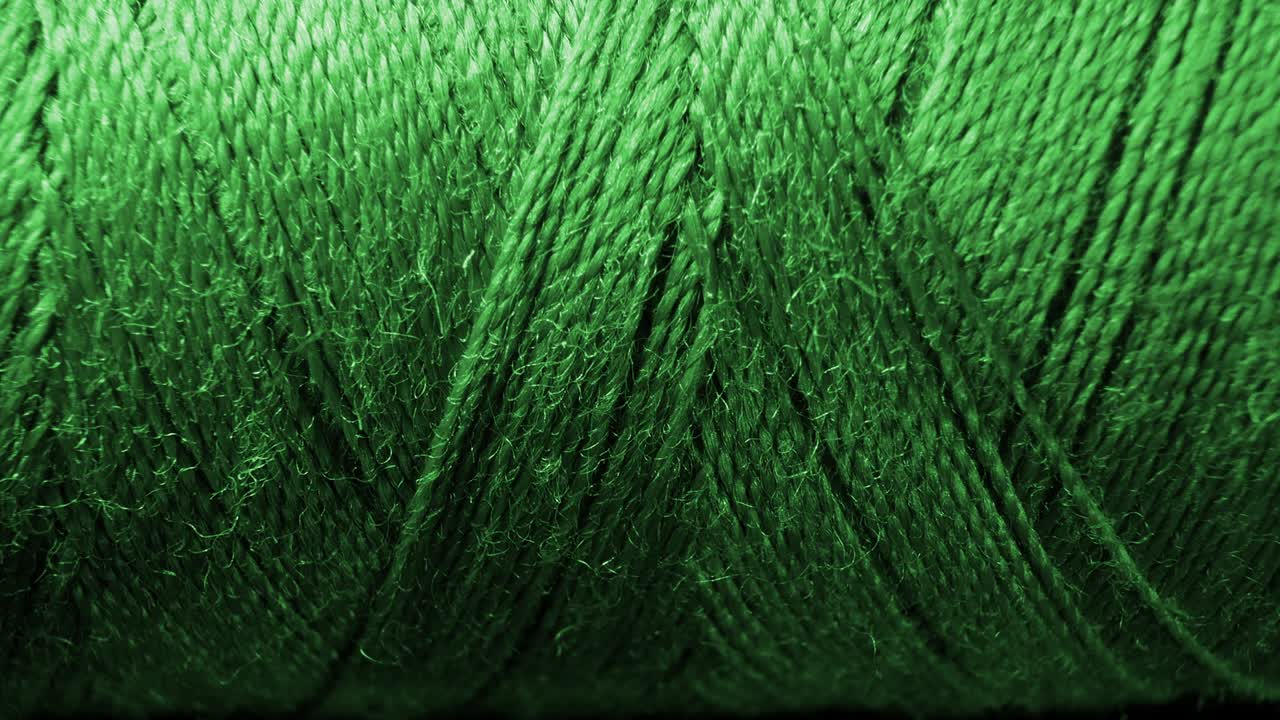 una gran racha de hilo en una fábrica de costura en el proceso de coser ropa. fábrica asiática.