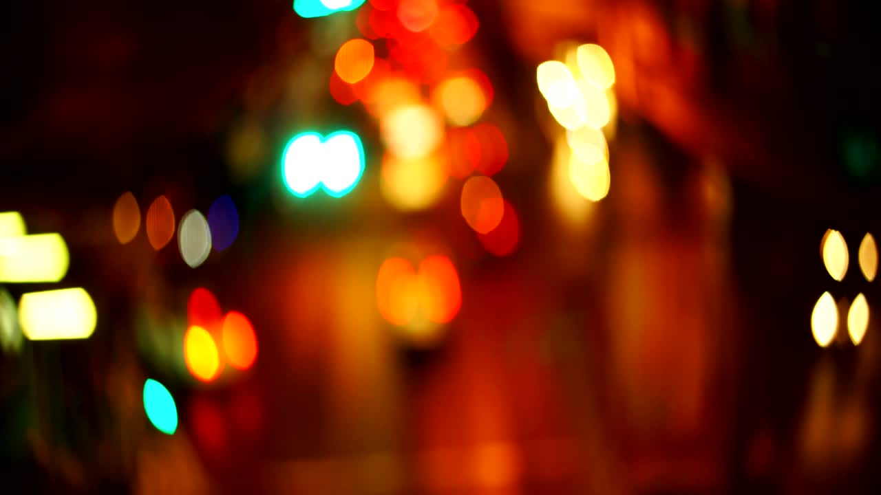 imagen de fondo desfocalizando el coche de luz por la noche. 4k