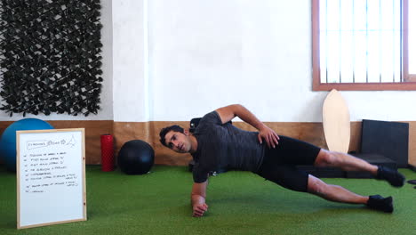 entrenador realizando abdominales oblicuos durante la clase en línea durante 30 segundos