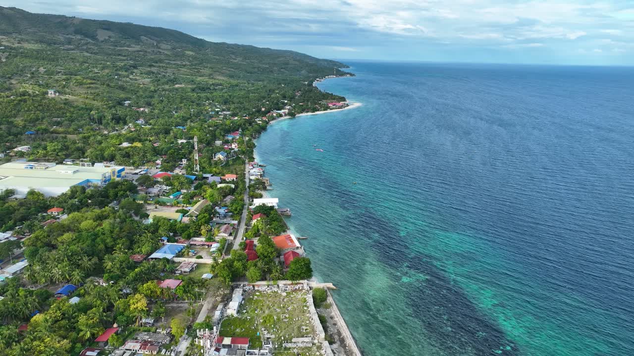 바람이 불고, 산업의 기둥이 줄지어 서있는 섬에서, 공중
