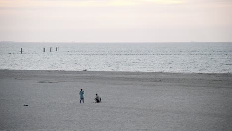 Amplia-Vista-Sobre-La-Playa-Y-Algunas-Personas-En-El-Mar-Del-Norte-En-Los-Países-Bajos