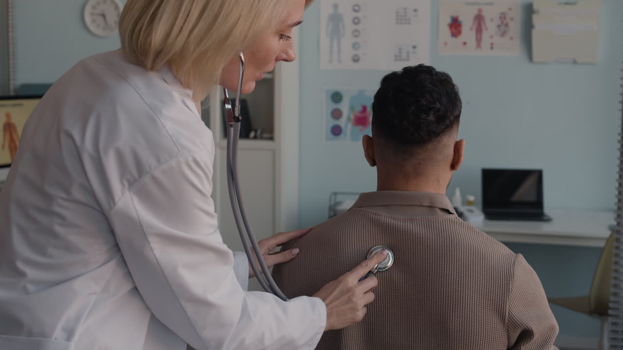 médico examinando al paciente con un estetoscopio