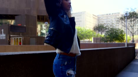 mujer posando para una sesión de fotos en la ciudad 4k