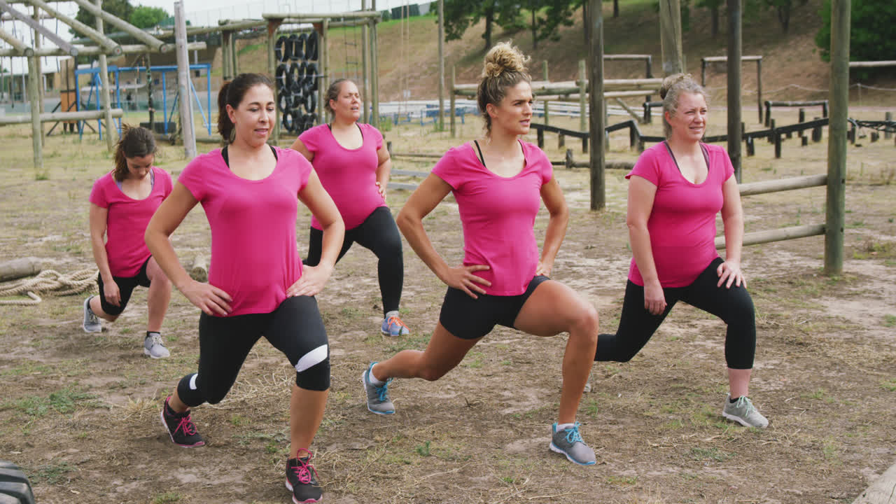 amigas disfrutando de hacer ejercicio en el campamento de entrenamiento juntas
