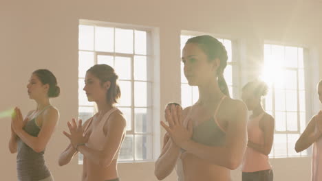 Yoga-Klasse,-Multiethnische-Frauen,-Die-Gebetspose-Praktizieren-Und-Einen-Gesunden-Lebensstil-Genießen-Und-Bei-Sonnenaufgang-Im-Fitnessstudio-Trainieren