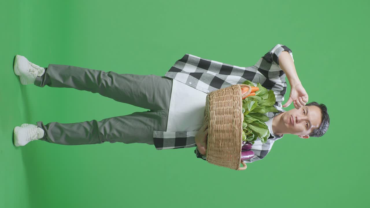 hombre que desaprueba la canasta de verduras