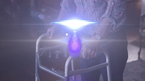 animación de la luz que se mueve sobre la sección media de una mujer caucásica mayor que usa un marco para caminar