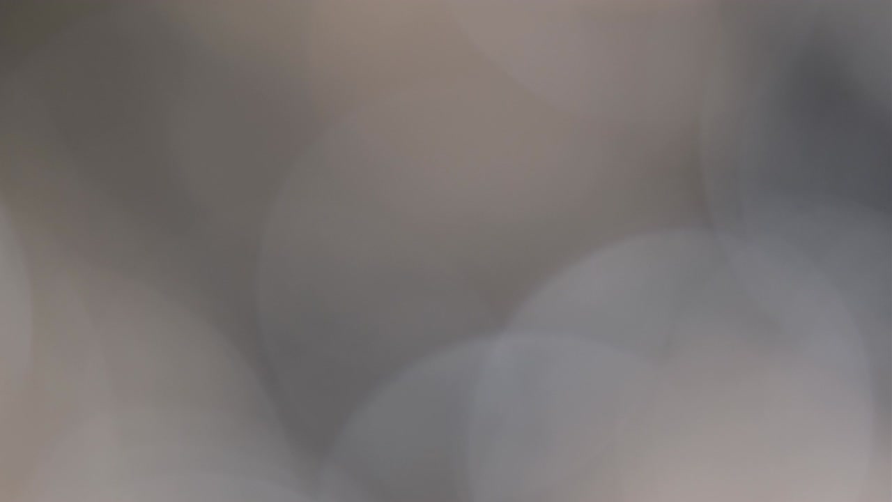 fugas de luz abstractas en un fondo negro.