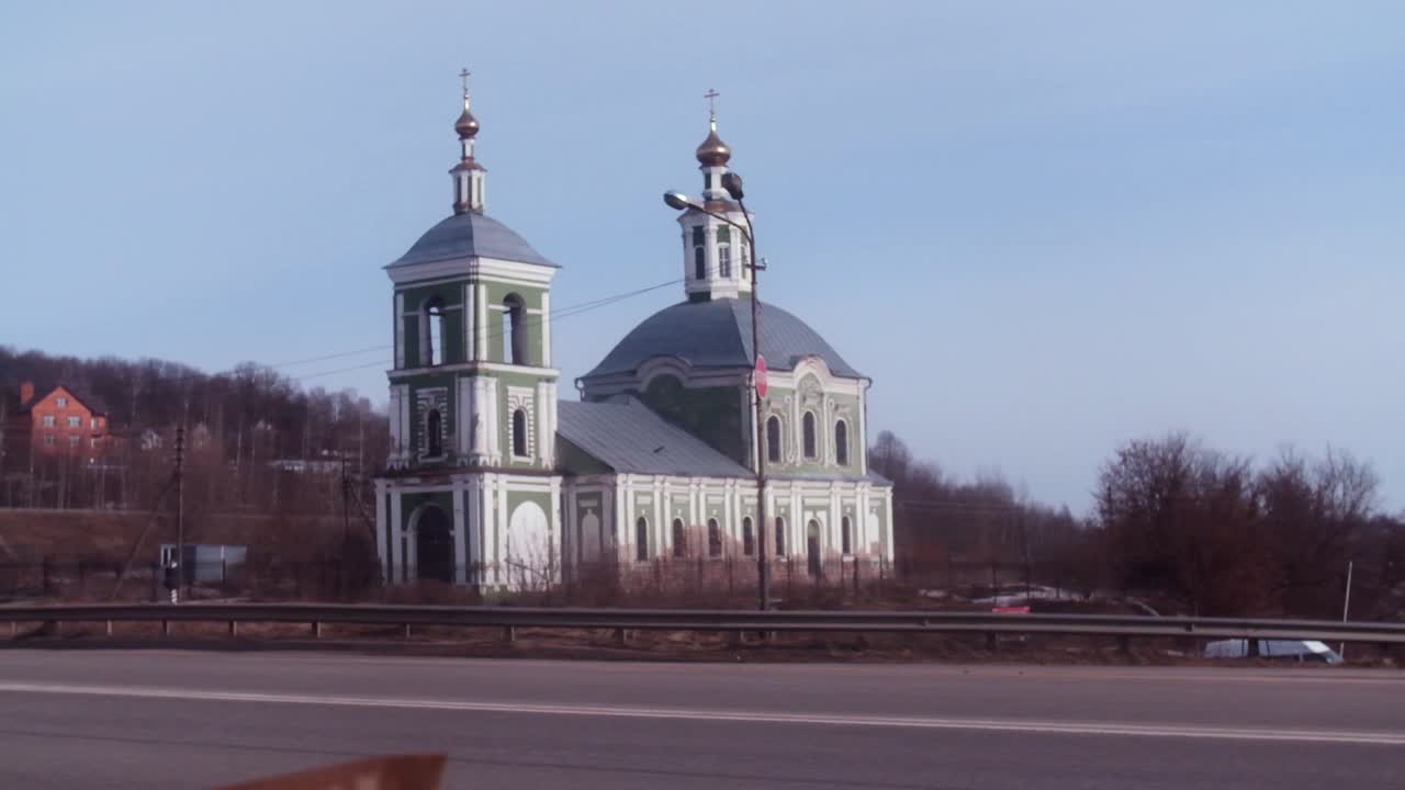 старая православная церковь у дороги