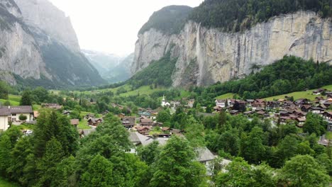 elegancia alpina: un viaje cinematográfico a través de lauterbrunnen, suiza