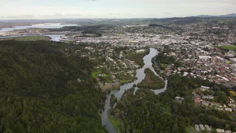 el río hatea y la orilla de la ciudad de whangarei, la zona más poblada de northland, nueva zelanda - avión no tripulado aéreo