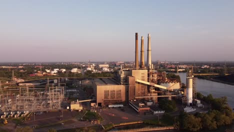 Kraftwerk-DTE-River-Rouge-Im-Belanger-Park-In-Detroit,-Michigan-Bei-Sonnenaufgang-–-Drohnenrückzug