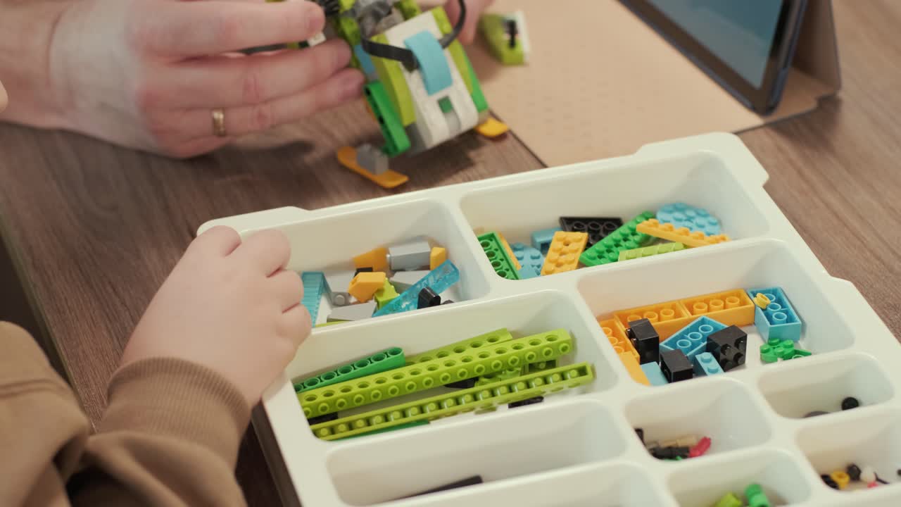 niños sonrientes y felices divirtiéndose en el taller