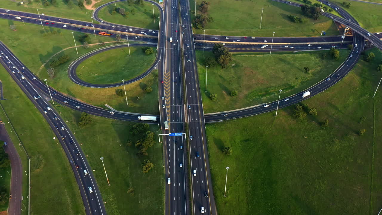 이 도로 들 은 많은 주요 지역 들 을 연결 한다