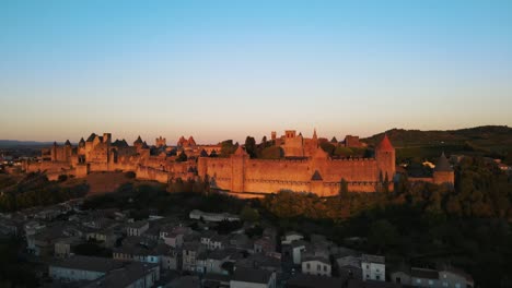 tomada aérea de la hermosa ciudadela medieval de carcassonne en francia durante la hora dorada