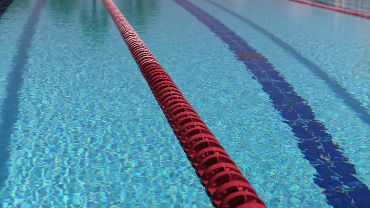 Fundo da piscina olímpica em um dia ensolarado