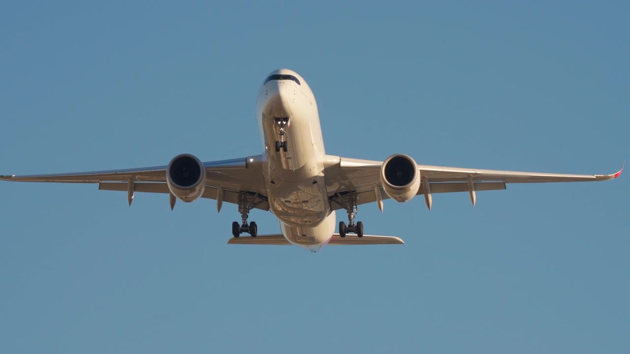 Grande aereo passeggeri in avvicinamento per l'atterraggio in un cielo blu limpido