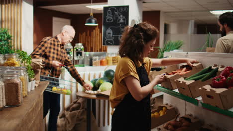 Vendedor-De-Tienda-De-Alimentos-Biológicos-Ayuda-A-Hombre-Con-Información