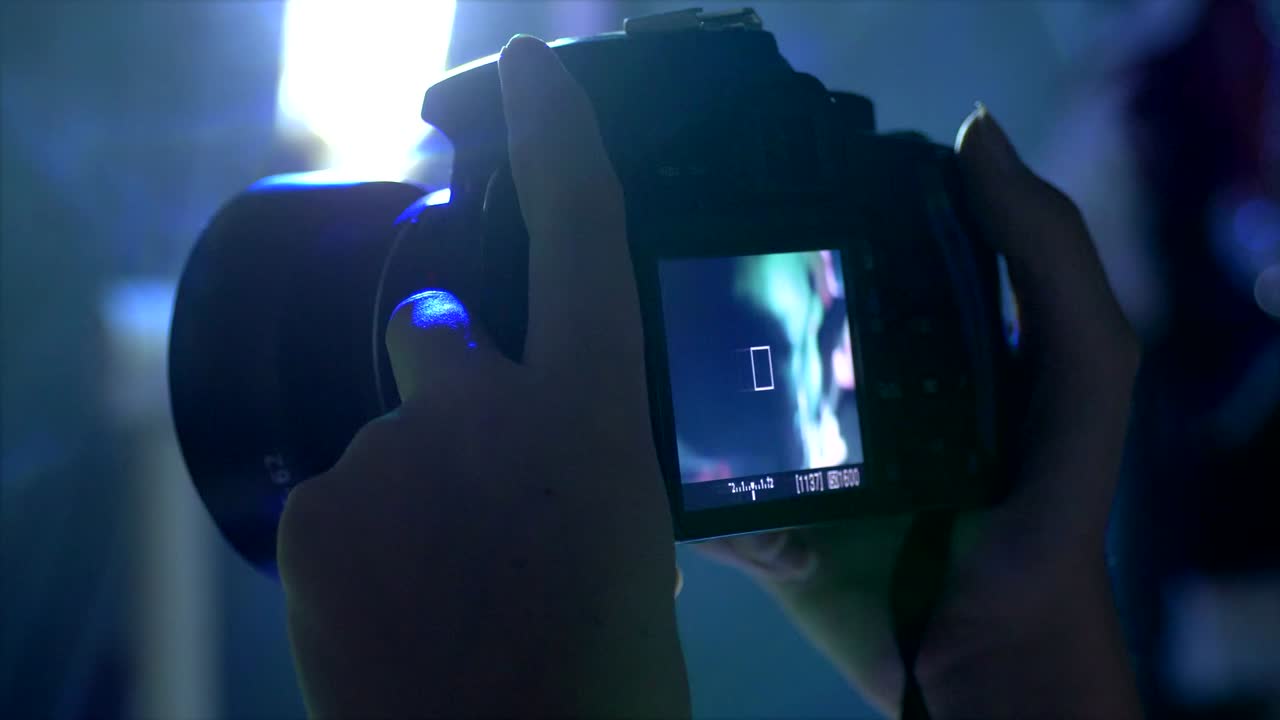 chica espectadora disparando en la cámara