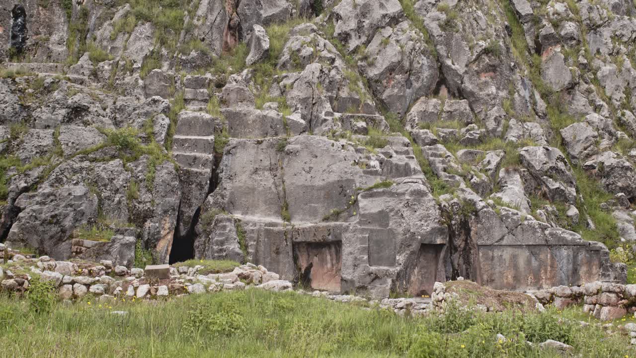 estructuras de roca inca y roca tallada en el templo del sol en cusco, perú 4k 50fps