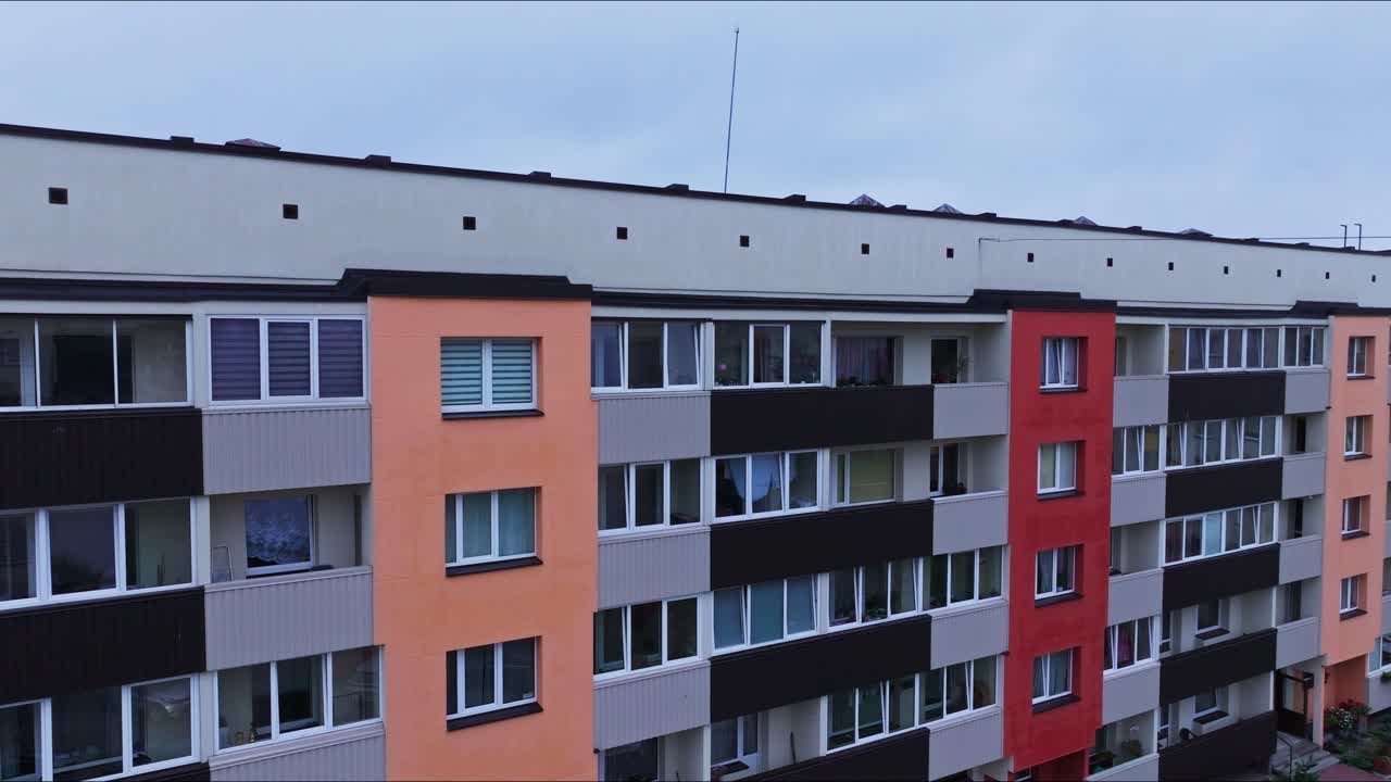 Drone stiger opp fra renovert Khrusjtsjovka og avslører sørvestlig distrikt.