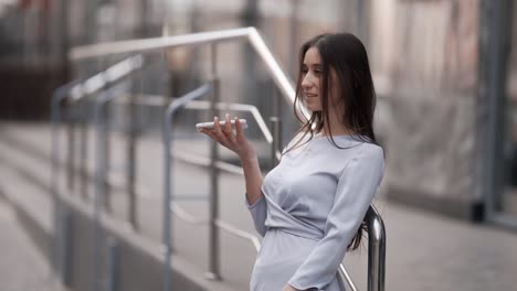 Una-Linda-Chica-Adulta-Con-Un-Vestido-Elegante-Está-Hablando-Por-Teléfono