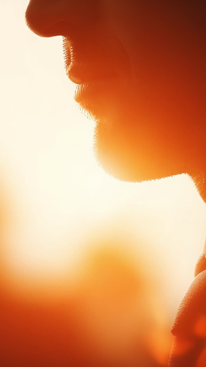 Silhouetprofiel in gouden gloed: de essentie van de mensheid vastleggen tegen een warme zonsondergangachtergrond, emotie en reflectie oproepend.