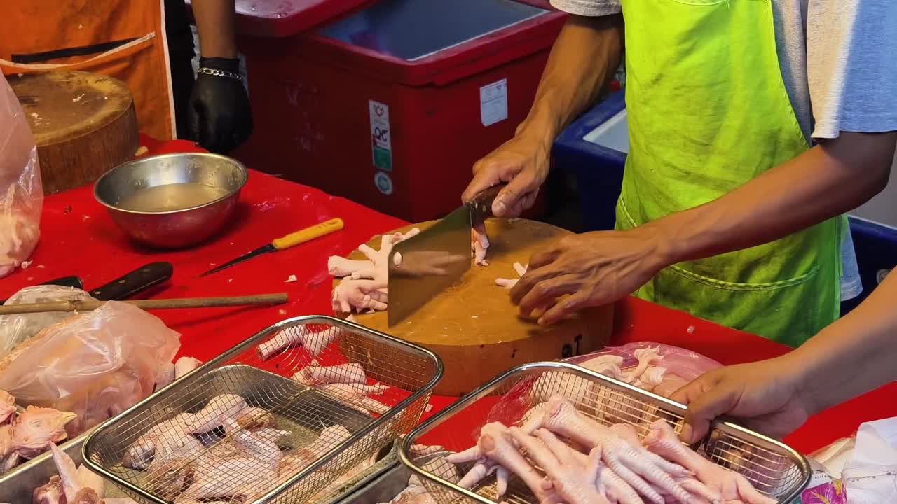 preparando patas de pollo en un mercado callejero