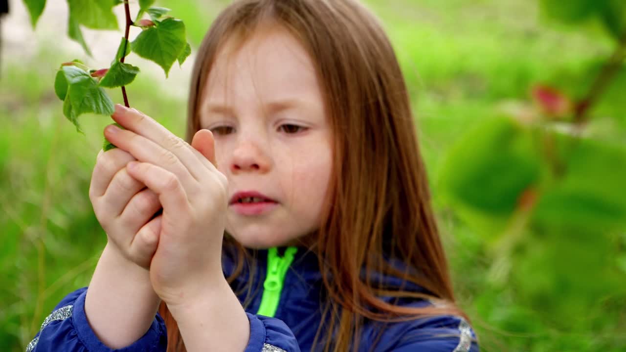 Una ragazzina che esplora la natura