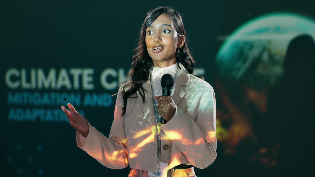 Una donna parla a una conferenza sul cambiamento climatico