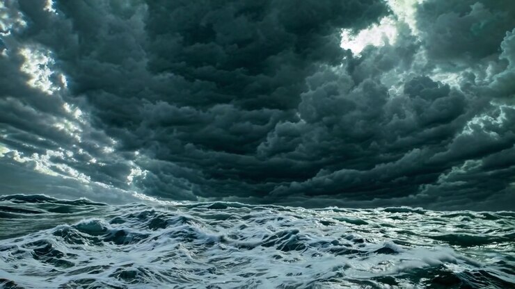 Onde oceaniche tempestose sotto nuvole scure e drammatiche